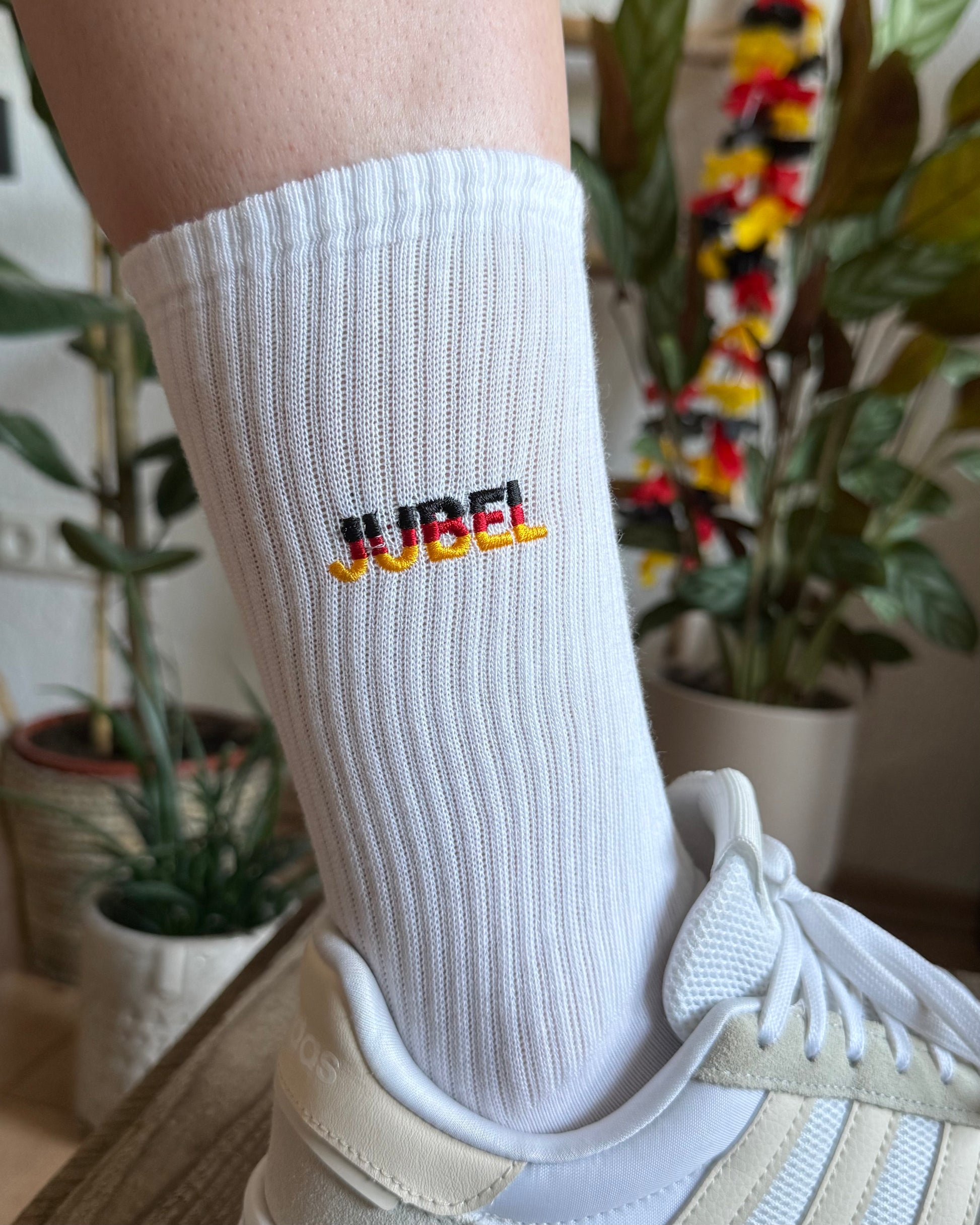 Bestickte Fan-Socken mit Jubel-Motiv in Schwarz-Rot-Gold – Geschenk für Fans | heldy